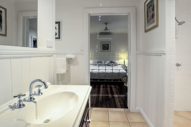 Deluxe Queen Suite