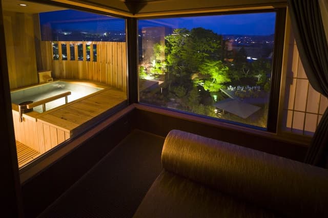 Mizuho Western Room with Open Air Bath, Mt. Fuji View [With Yamanshi Wine Lounge Access]