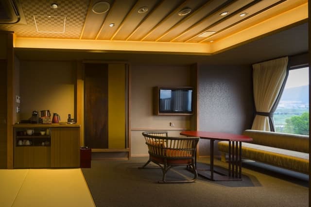 Mizuho Western Room with Open Air Bath, Mt. Fuji View [With Yamanshi Wine Lounge Access]