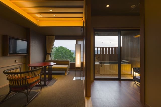 Mizuho Western Room with Open Air Bath, Mt. Fuji View [With Yamanshi Wine Lounge Access]