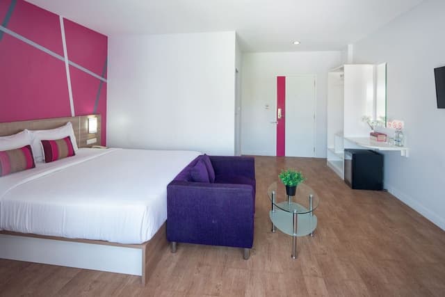 Superior, 1 King Bed, Non Smoking, City View
