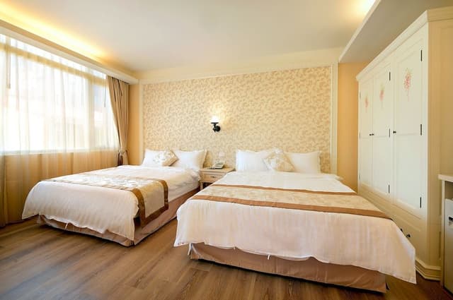 Classic Quadruple Room, Bathtub