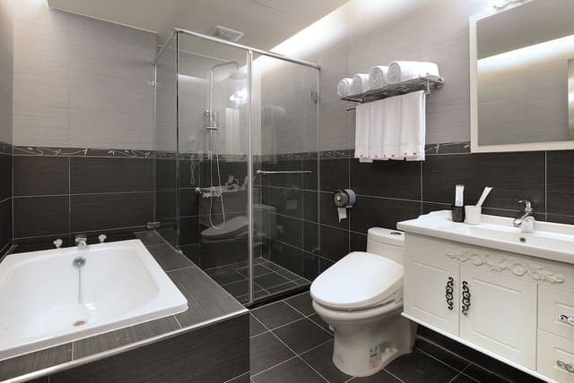 Classic Quadruple Room, Bathtub