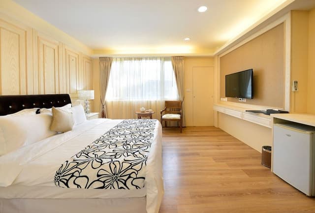 Deluxe Double Room, Bathtub