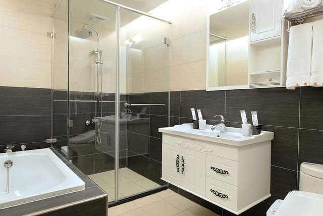Classic Quadruple Room, Bathtub