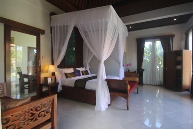 Superior Villa, 1 King Bed, Pool View, Poolside