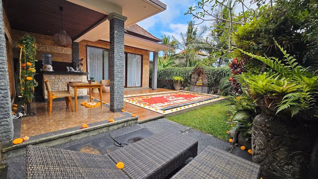 Superior Villa, 1 King Bed, Pool View, Poolside