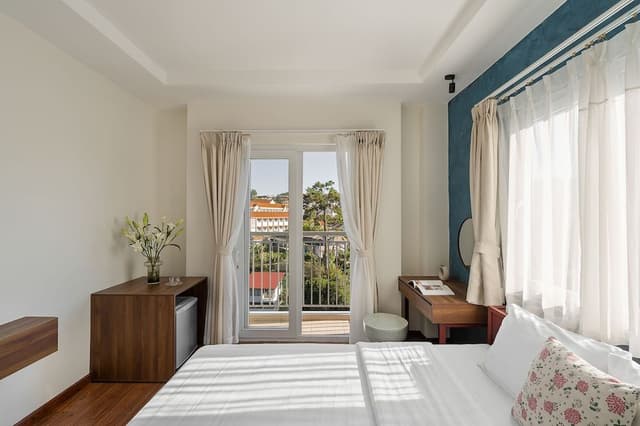 Deluxe Double Room, 1 King Bed, Mountain View