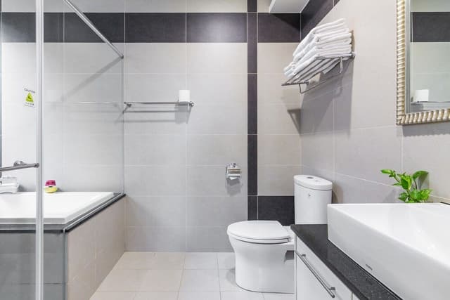 Deluxe Family Room, Bathtub