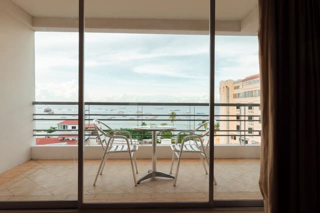 Suite, Sea View