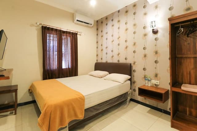 Standard Double Room, Shared Bathroom