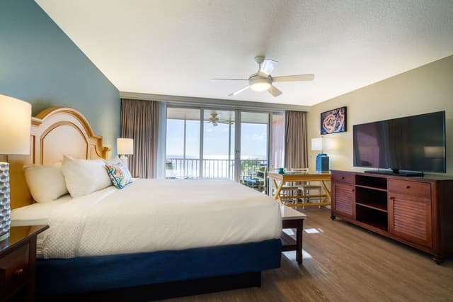 Deluxe Studio, 1 King Bed (Gulf Front)