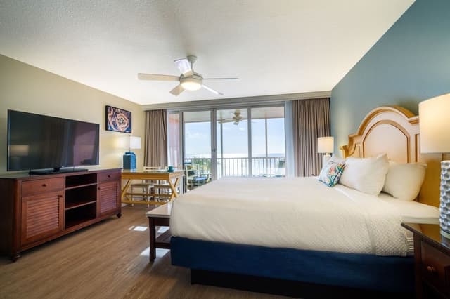 Deluxe Studio, 1 King Bed (Gulf Front)