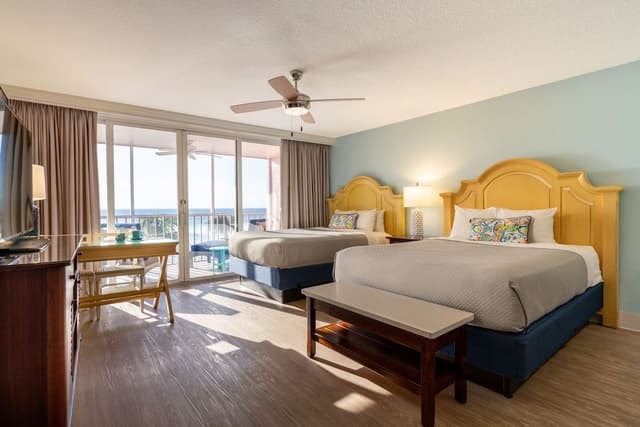 Deluxe Studio, 2 Queen Beds (Gulf Front)