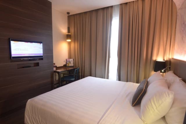 Business Suite, 1 King Bed with Sofa bed