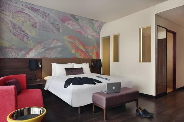 Deluxe Room, 1 King Bed, City View