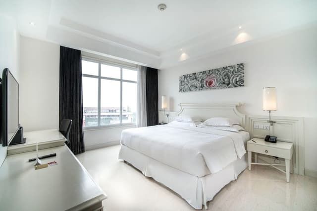Room, 1 King Bed (Larger Guest Room)