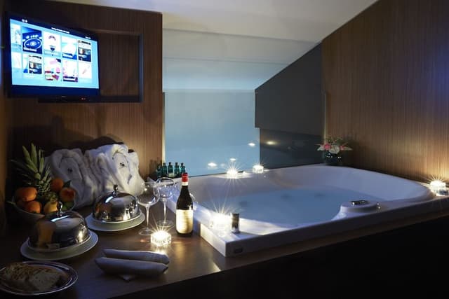 Junior Suite, Jetted Tub