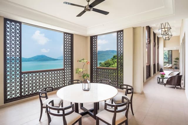 Suite, 1 King Bed, Sea View