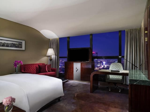 Superior Room, 1 King Bed, Club Lounge Access