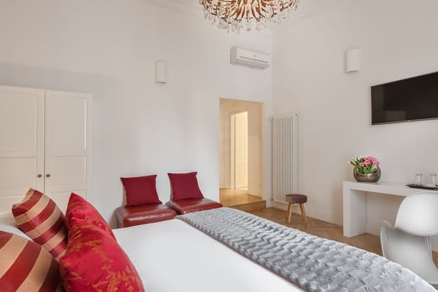 Deluxe Suite, City View