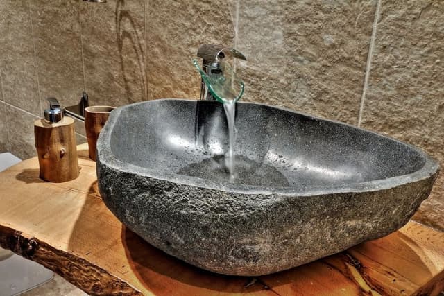 Deluxe Suite, Jetted Tub