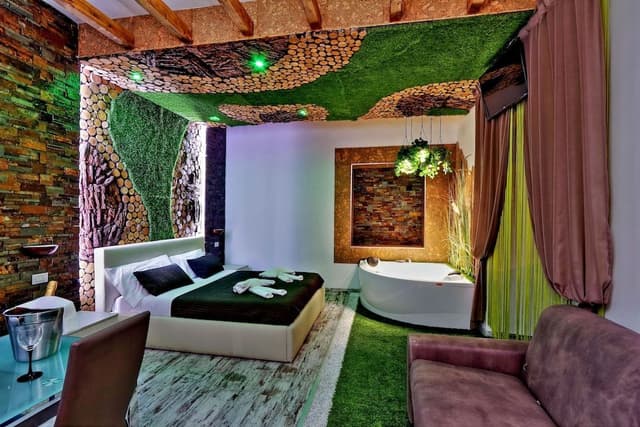 Suite, Jetted Tub (King)