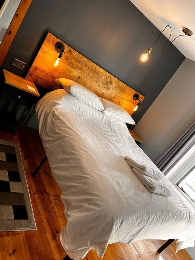 Double Room, Ensuite (Graphite/ Amber)
