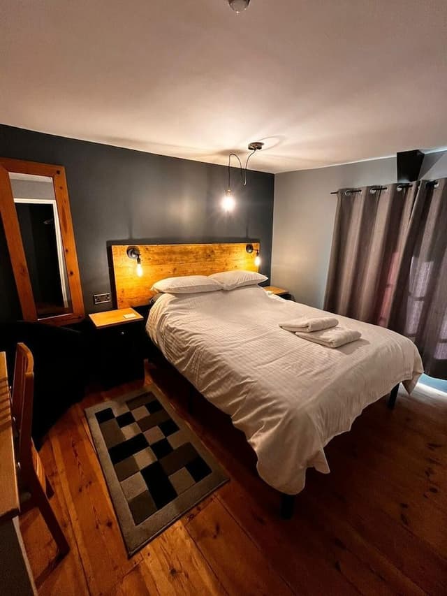 Double Room, Ensuite (Graphite/ Amber)