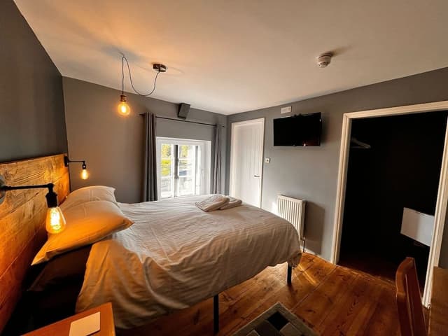 Double Room, Ensuite (Graphite/ Amber)