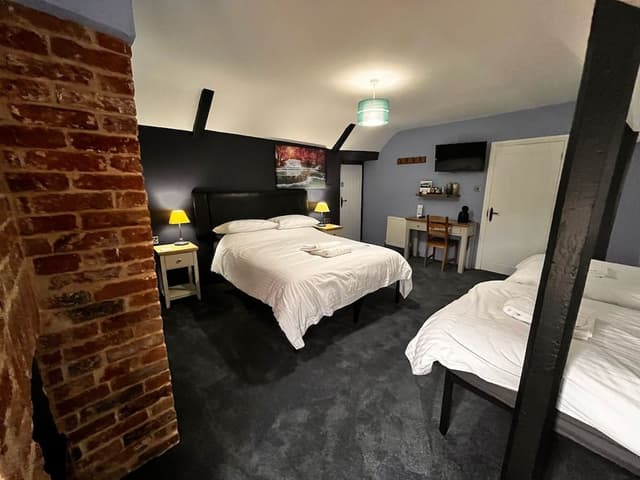 Family Room, Ensuite (Blue)