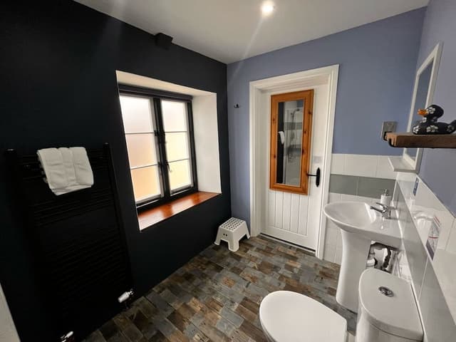 Family Room, Ensuite (Blue)