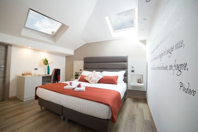 Camera Finestre a tetto automatiche Velux, camera raggiungibile attraverso scala di 12 gradini