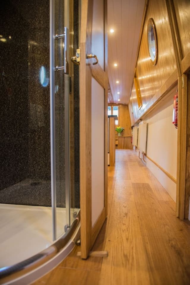 Cabin, 1 Bedroom (Luxury Narrowboat)