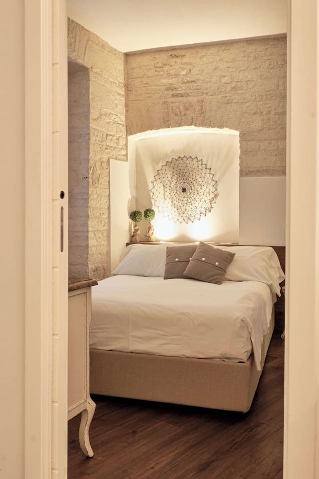 Basic Suite, Fireplace, Annex Building