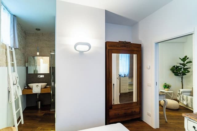 Basic Suite, Fireplace, Annex Building