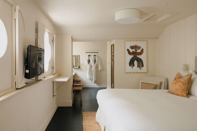 Coach House Large Guest Room