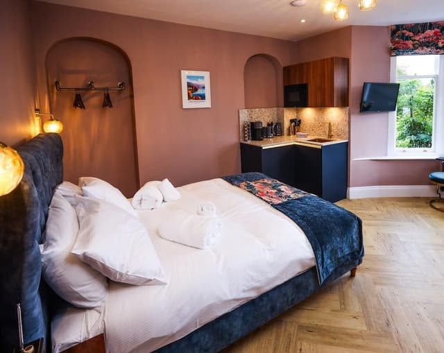 Luxury Studio Suite, Partial Lake View