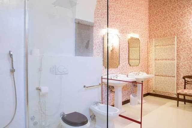 Room (Rosa)