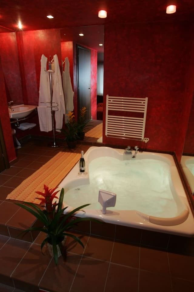 Suite, Jetted Tub