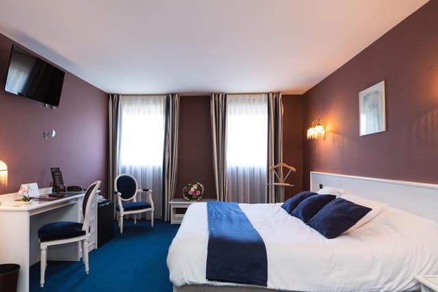Superior Double Room, Bathtub