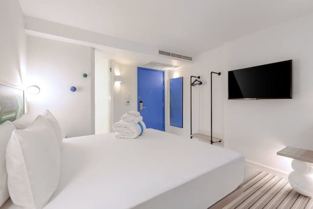 Room, 1 King Bed (COSI)