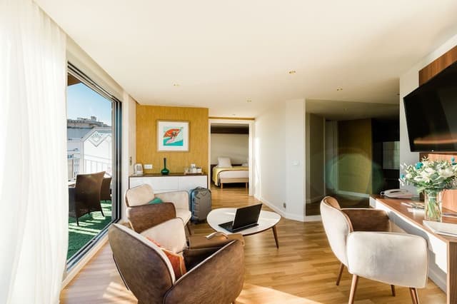 Suite, Sea View