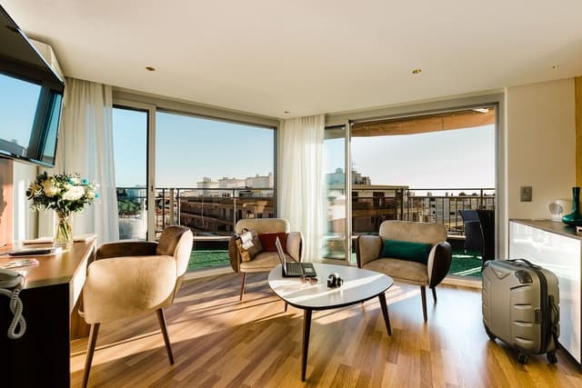 Suite, Sea View