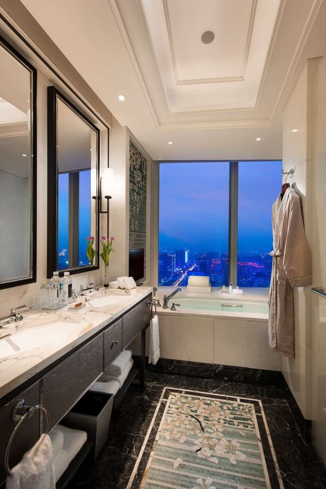 TWIN TOWER VIEW ROOM WITH KING BED