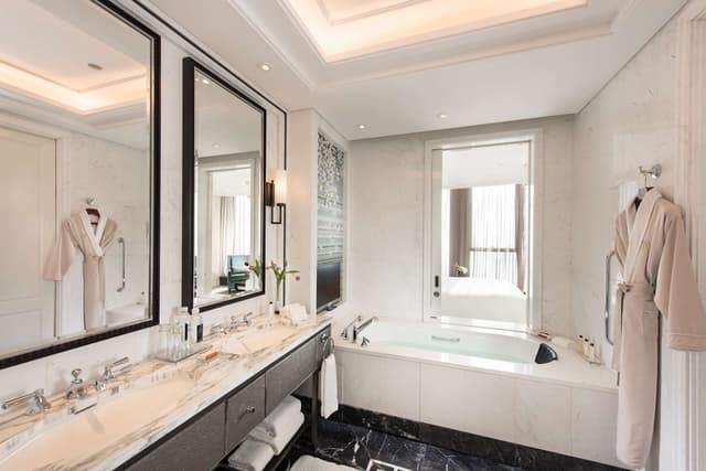 TWIN TOWER VIEW ROOM WITH KING BED