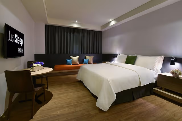 Deluxe Room (King)