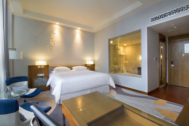 Suite, 1 King Bed, City View