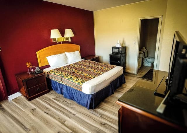 Deluxe Room, 1 Queen Bed, Non Smoking, Refrigerator & Microwave