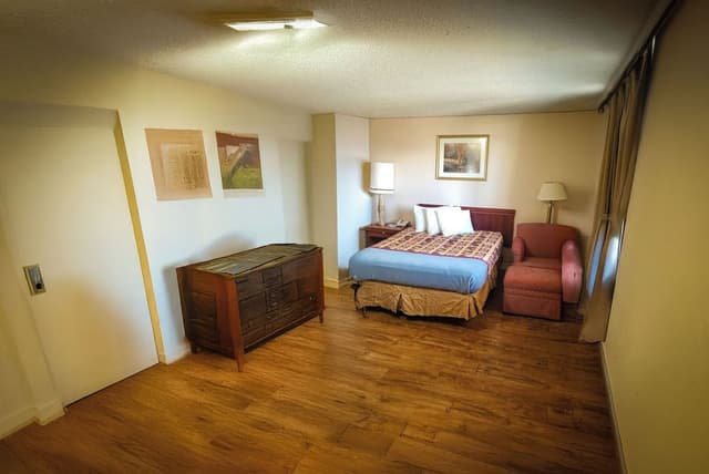 Deluxe Room, 1 Queen Bed, Non Smoking, Refrigerator & Microwave
